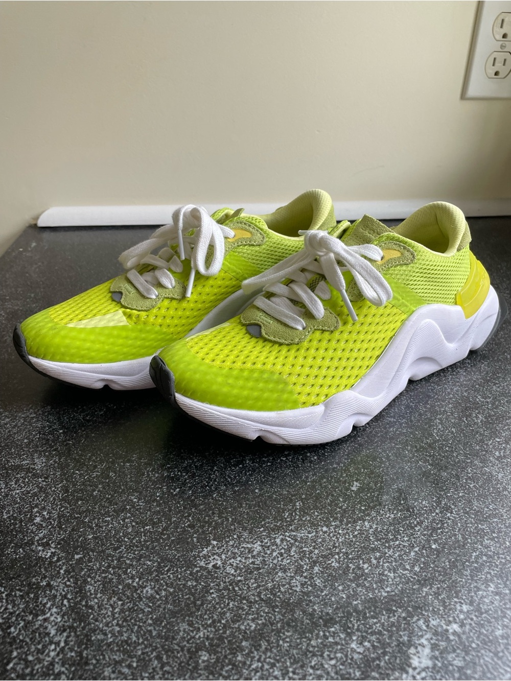 Sorel Kinetic RNEGD Float Sneakers women’s size US 7.5 Athletic Shoe Lime Green
